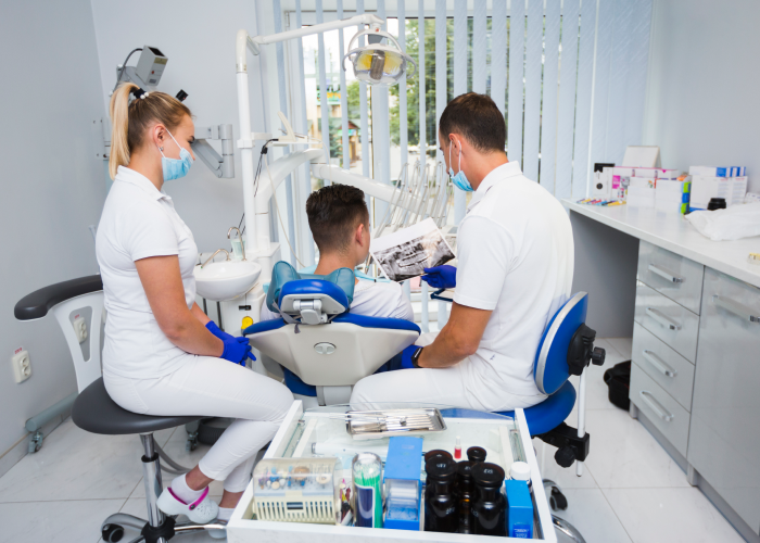 Imagen equipo médico odontológico atendiendo un paciente