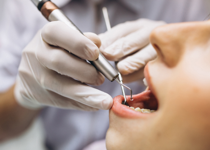 Imatge d'un dentista atenent un pacient