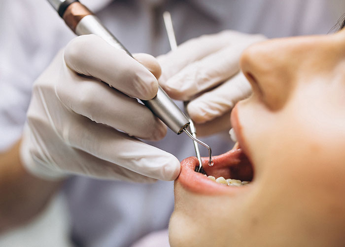 Imagen paciente siendo atendido en consultorio odontológico